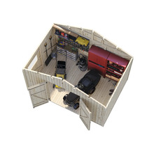 Interiör av en trädgårdsskjul i trä med trädgårdsredskap och verktyg för förvaring.