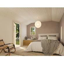 Ljust sovrum med säng, sängbord och utsikt över trädgården