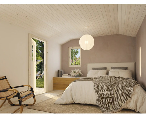 Ljust sovrum med säng, sängbord och utsikt över trädgården