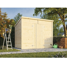 Trädgårdshus i trä med dörr och sadeltak i trädgården