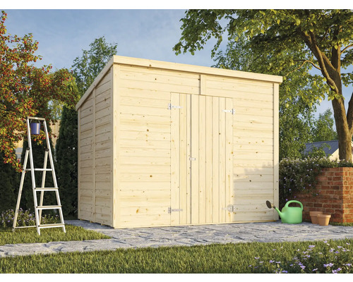 Trädgårdshus i trä med dörr och sadeltak i trädgården