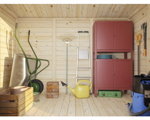 Trädgårdsskjul interiör med skottkärra, kratta, stege och förvaringsskåp