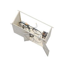 Cykelgarage i trä med öppen dörr, cykel, fotboll och låda