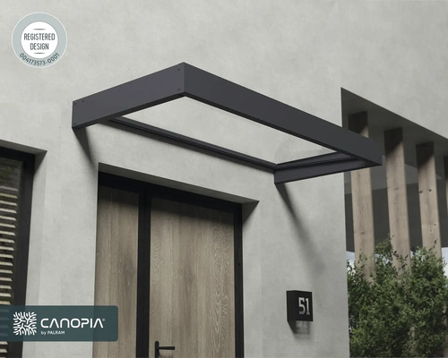 Modernt entrétak med metallram och transparent skydd över en trädörr. Canopia by Palram Logo. Registrerad design.