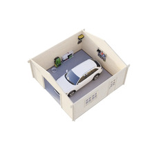 Garage av trä med en bil, hyllor och verktyg