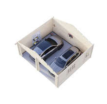 Dubbelgarage i trä med två bilar, hyllor och verktyg