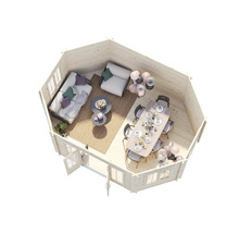 Interiörvy av ett trädgårdshus med sittgrupp och matbord