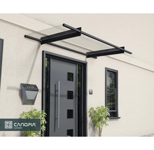 Modernt entrétak med svart aluminiumram och transparent plastskiva ovanför en grå ytterdörr. Canopia Logo.