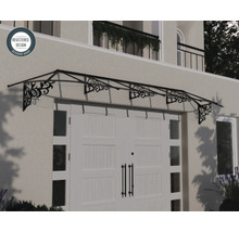 Klassiskt entrétak med dekorerade metallfästen ovanför en vit pardörr på en ljus fasad. Registrerad design.