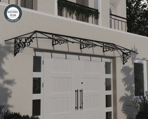 Klassiskt entrétak med dekorerade metallfästen ovanför en vit pardörr på en ljus fasad. Registrerad design.