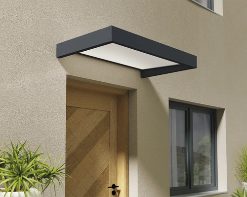 Modernt entrétak i antracit med vit panel monterat ovanför en ytterdörr i trä på en putsad fasad.