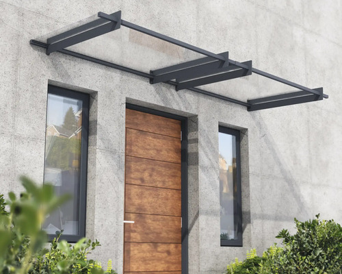 Modernt entrétak av glas med mörk metallram ovanför en trädörr med sidofönster.