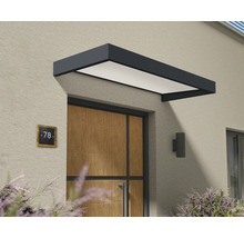 Modernt entrétak med integrerad LED-belysning ovanför en ytterdörr i trä på en ljus fasad.