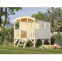 Lekstuga i trä i trädgården med luckor, veranda och trappa