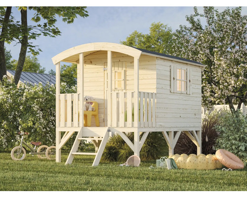 Lekstuga i trä i trädgården med luckor, veranda och trappa