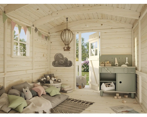 Interiör av lekstuga med leksaksbänk, kuddar och dekoration