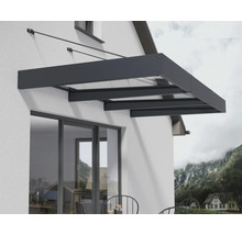 Terrastak i aluminium med transparenta paneler monterat på en husvägg.