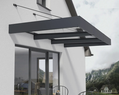 Terrastak i aluminium med transparenta paneler monterat på en husvägg.