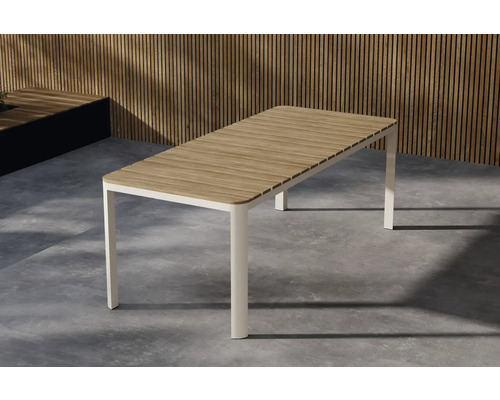 Rektangulärt trädgårdsbord med träribbor och metallram