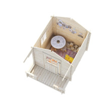 Vy över ett ljust trädgårdshus i trä med veranda, fönster och dörr