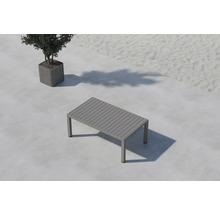 Rektangulärt trädgårdsbord i aluminium med ribbad bordsskiva bredvid en krukväxt