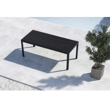 Rektangulärt trädgårdsbord i trä med växt i kruka