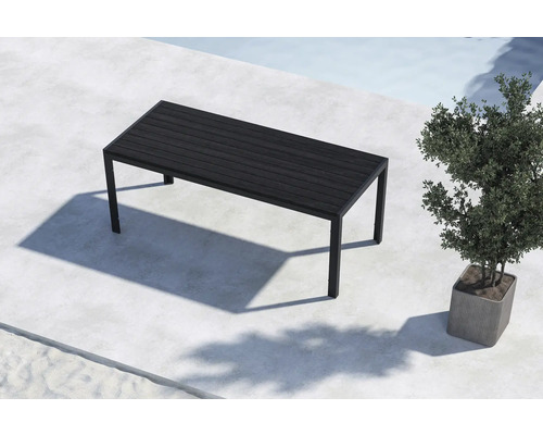 Rektangulärt trädgårdsbord i trä med växt i kruka