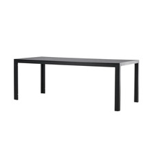 Rektangulärt trädgårdsbord med rak kant och fyra ben.