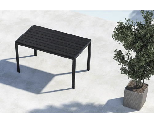 Rektangulärt trädgårdsbord med räfflad yta bredvid krukväxt