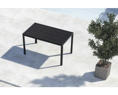 Svart trädgårdsbord bredvid en krukväxt