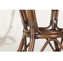 Detaljbild av en barstol med rottingstruktur