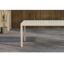 Modernt trädgårdsbord med lamellstruktur