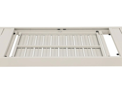 Detaljvy av ett trädgårdsbord med grillfunktion