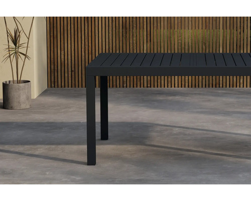 Trädgårdsbord i metall med ribbad bordsskiva