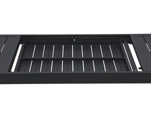 Detaljvy av ett trädgårdsbord med integrerat grillgaller