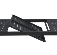 Detaljvy av ett trädgårdsbord med utdragbar funktion