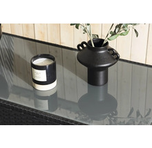 Dekorativ scen med doftljus och vas på ett bord