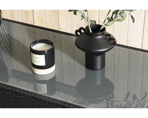 Dekorativ scen med doftljus och vas på ett bord