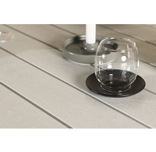 Dekorativa glasvaror på ett trädgårdsbord