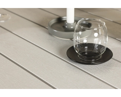 Dekorativ bordsdekoration med glas och ljusstake