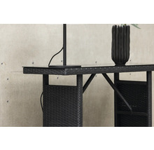 Barbord med lampa och dekoration