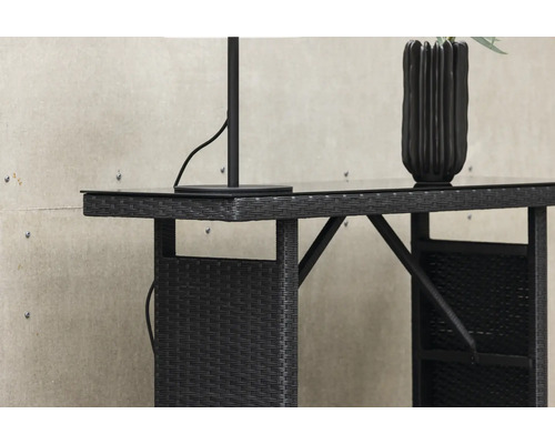 Barbord med lampa och dekoration