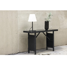 Svart konsolbord med glasskiva, bordslampa och vas
