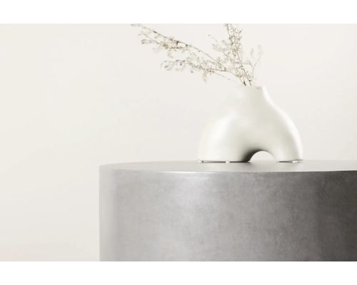 Dekorativ blomvas med växter på ett runt bord