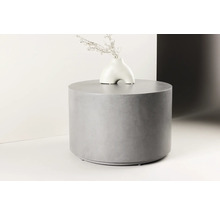 Runt sidobord med vas och dekoration