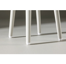 Detaljvy av benen på en möbel med golvskydd