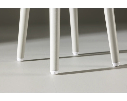 Detaljvy av benen på en möbel med golvskydd