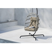 Hängstol med stativ och bekväma kuddar i ett ljust rum.