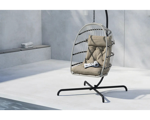 Hängstol med stativ och bekväma kuddar i ett ljust rum.