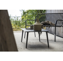 Trädgårdsscen med sidobord, vas och trädgårdssoffa